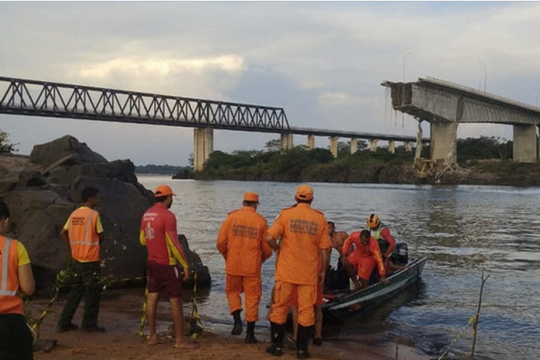 Cầu sập khiến xe bồn chở axit rơi xuống sông ở Brazil