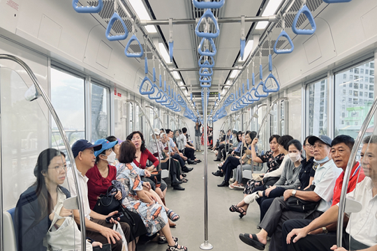 TP.HCM: Tuyến metro số 1 thu hút gần 40.000 lượt khách trong ngày thứ 2 vận hành