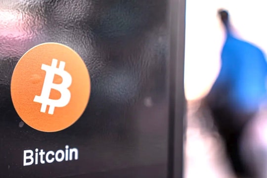 Bitcoin mất đà tăng giá vào cuối năm 2024, cách mốc kỷ lục 15.000 USD