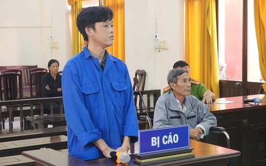 Kiên Giang: Giữ súng làm kỷ niệm, cựu trưởng ấp cùng con trai lãnh án tù