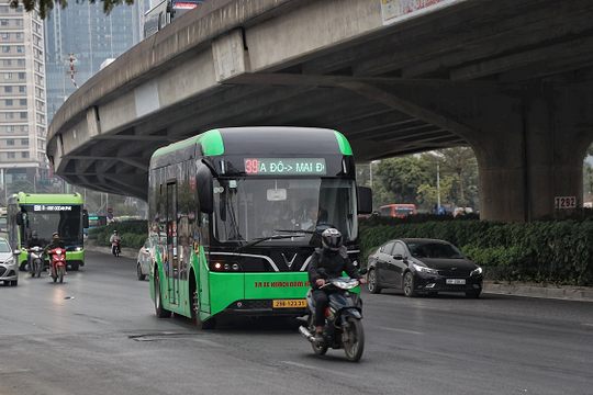 Người dân Hà Nội đi lại bằng xe buýt trong dịp Tết Nguyên đán thế nào?