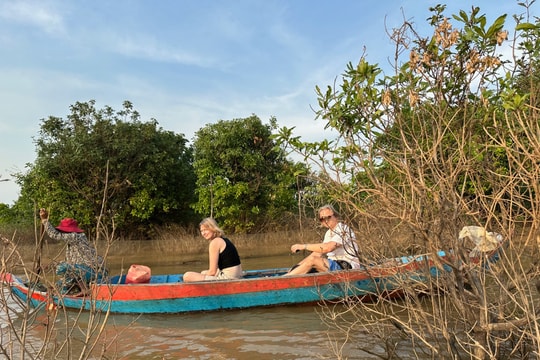 Ngắm hoàng hôn trên biển hồ Tonlé Sap ở Campuchia