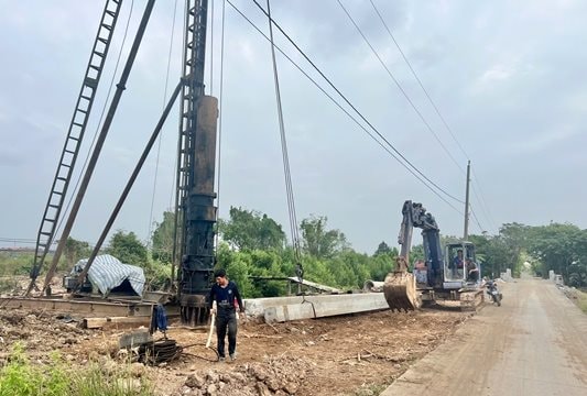 Bạc Liêu: Đẩy nhanh tiến độ thi công dự án hạ tầng nghề muối