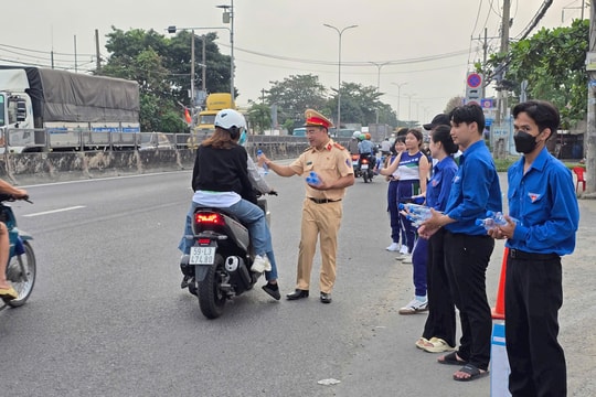 CSGT TP.HCM ra quân, giúp dân thuận lợi về quê đón Tết