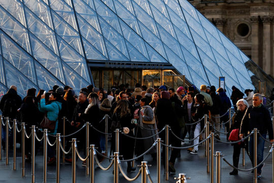 Bảo tàng Louvre cầu cứu chính phủ Pháp