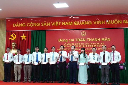 Chủ tịch Quốc hội Trần Thanh Mẫn thăm, chúc tết tại Bệnh viện Đa khoa Trung ương Cần Thơ