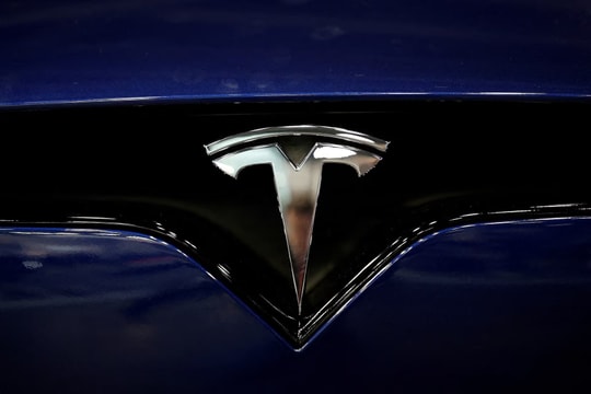 Tesla ‘đơn thương độc mã’ trong cuộc chiến thuế quan xe điện với EU?