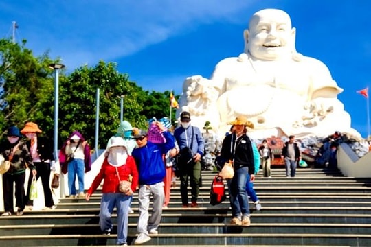 Đầu năm, du xuân lên núi Cấm ở An Giang