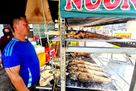 Cá lóc nướng, heo quay, bắp, bánh bao... hút khách trong ngày vía Thần tài