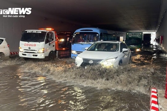 TP.HCM: Hầm chui Nguyễn Văn Linh bị ngập sau cơn mưa lớn