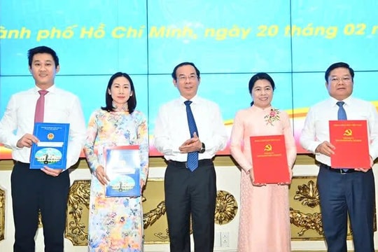 TP.HCM: Trao quyết định điều động, bổ nhiệm nhiều cán bộ chủ chốt