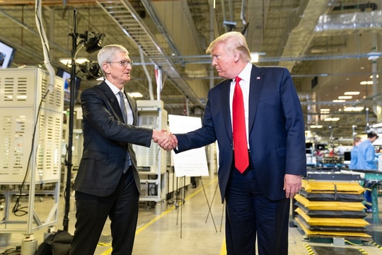 Apple đầu tư 500 tỉ USD vào Mỹ để tạo 20.000 việc làm về nghiên cứu, ông Trump cám ơn Tim Cook