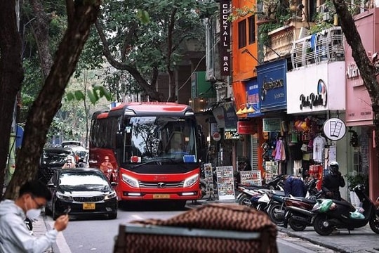 Hà Nội hạn chế xe ô tô trên 16 chỗ hoạt động tại quận Hoàn Kiếm