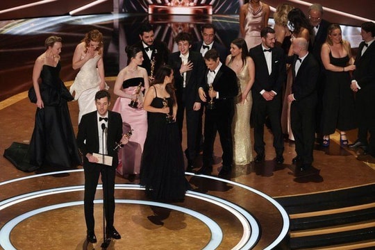 Phim về vũ công thoát y 'càn quét' Oscar 2025 với 5 tượng vàng