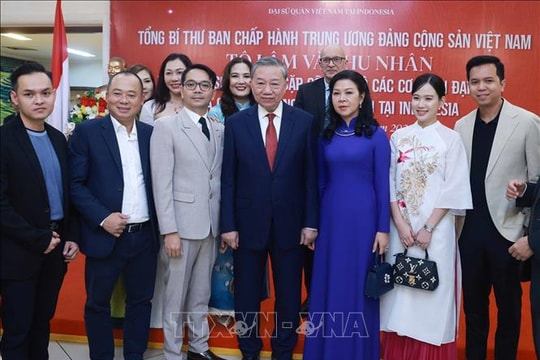 Tổng Bí thư thăm Đại sứ quán, gặp gỡ cán bộ các cơ quan đại diện và cộng đồng người Việt Nam tại Indonesia