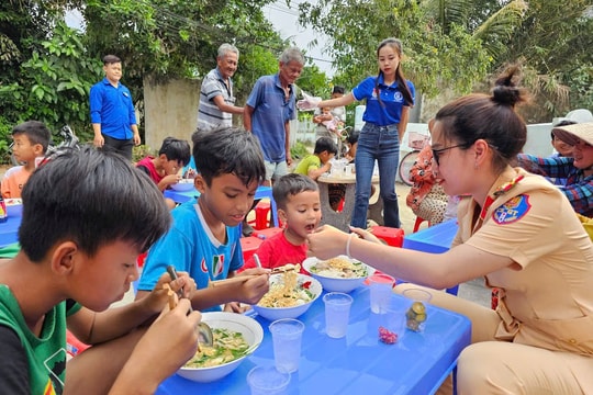 Tuổi trẻ CSGT Sóc Trăng mở 'Xe mì không đồng' giúp đỡ người nghèo