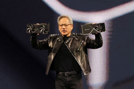 CEO Jensen Huang ra mắt chip AI mới và PC cạnh tranh với Mac của Apple, cổ phiếu Nvidia vẫn giảm