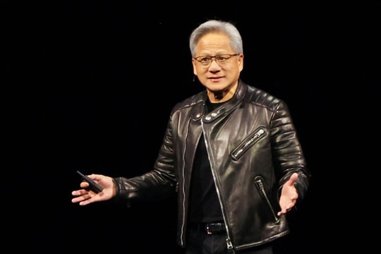 CEO Jensen Huang: Nvidia chưa nhận được đề nghị mua cổ phần Intel từ TSMC, nhu cầu chip Blackwell rất lớn