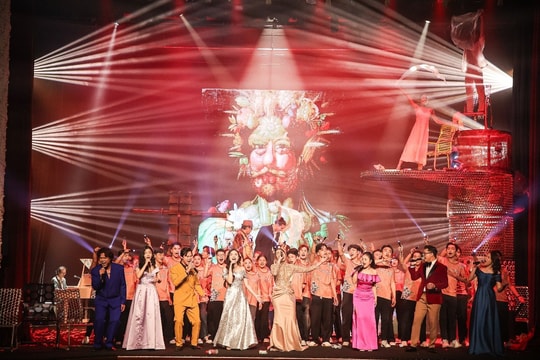 Hành trình nghệ thuật ‘Hoa và rác’ lần đầu tiên đến Hà Nội