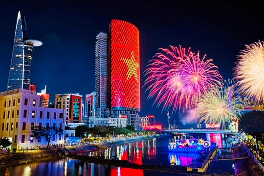 Người dân TP.HCM ghi lại cảnh pháo hoa đẹp lộng lẫy tối 30.4