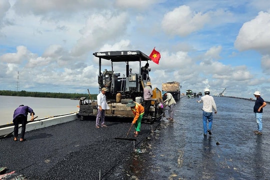 Tiến hành thảm nhựa nóng cầu Đại Ngãi 2