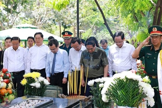 Thủ tướng dâng hương tưởng nhớ các anh hùng liệt sĩ và thăm cựu tù tại Côn Đảo