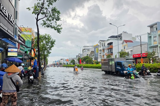 Mưa lớn làm nhiều tuyến đường ở TP.Cần Thơ ngập sâu