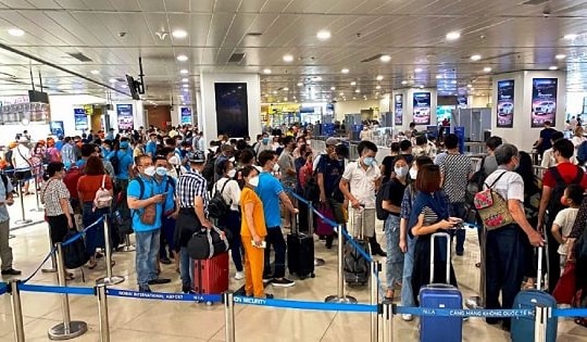 Gần 9 triệu vé máy bay dịp cao điểm hè, Vietnam Airlines khuyên hành khách sử dụng VNeID