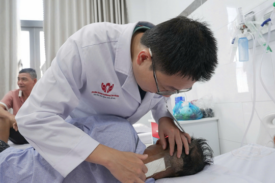 Hy hữu: Người đàn ông rơi từ nhánh cây cao 2m bị gãy đốt sống cổ được cứu thoát bại liệt