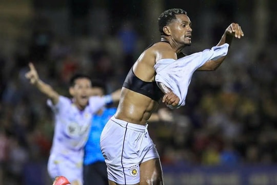 Đỉnh và đáy V-League: Nghiệt ngã, hạnh phúc phút bù giờ
