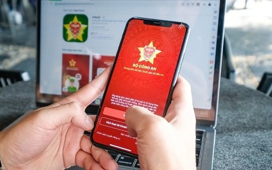 Đông đảo người dân góp ý dự thảo sửa đổi Hiến pháp năm 2013 qua VNeID