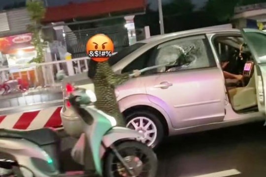 Đồng Tháp: Xác minh clip người phụ nữ cầm gậy đập bể kính xe ô tô trên đường