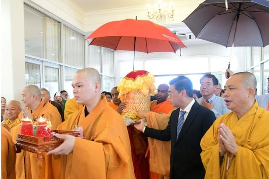 TP.HCM tiễn đoàn cung rước xá lợi Phật ra Hà Nội