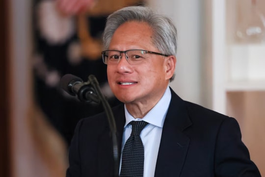 Lương thưởng của CEO Jensen Huang tăng vọt, Nvidia bán hàng trăm nghìn chip AI ở Ả Rập Saudi