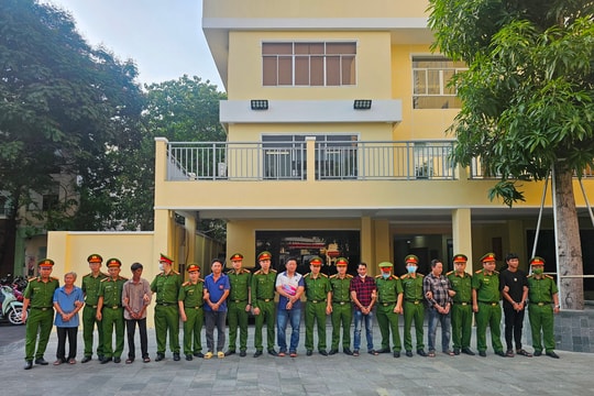 Triệt phá đường dây buôn lậu dầu ‘siêu khủng’, trong đó có nhiều cán bộ hải quan
