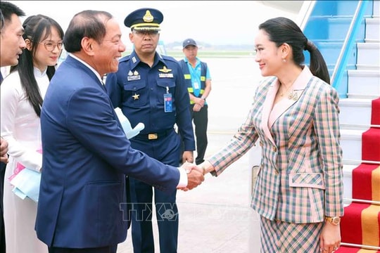 Thủ tướng Thái Lan bắt đầu thăm chính thức Việt Nam