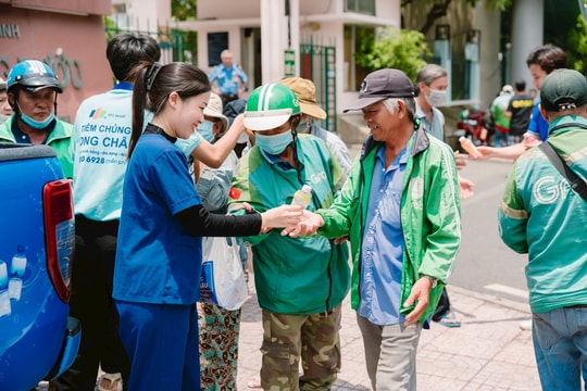 Nước mát trao tay, tình người lan tỏa: Tử tế từ những điều nhỏ nhất