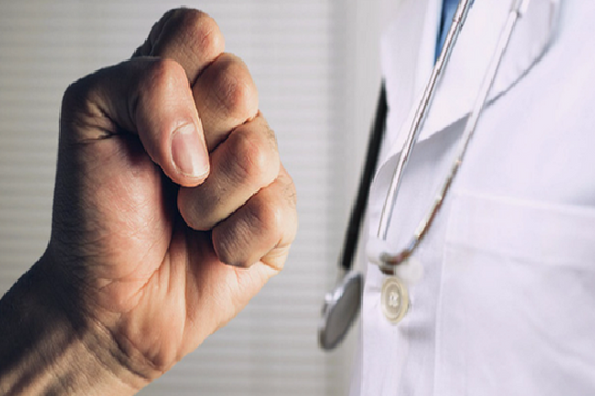 Nhân viên y tế bị hành hung: Tại anh tại ả?