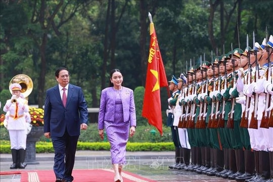 Lễ đón long trọng Thủ tướng Thái Lan thăm chính thức Việt Nam