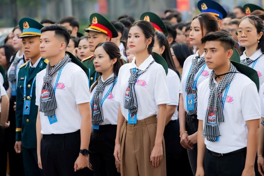 Hoa hậu Nguyễn Thanh Hà được tuyên dương là thanh niên tiên tiến làm theo lời Bác