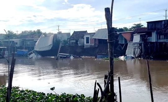An Giang: Rạch Ông Chưởng sạt lở, nhiều căn nhà sụp xuống sông