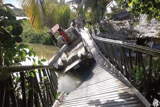 Ô tô chở cột bê tông làm sụp cầu giao thông nông thôn ở Sóc Trăng