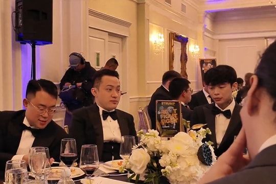 Cả trăm đại gia tiền mã hóa ngoại quốc đến dự đại tiệc meme coin 148 triệu USD để gặp ông Trump