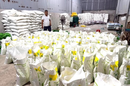 Xưởng phân bón lậu đóng gói sản phẩm bằng nguyên liệu Trung Quốc