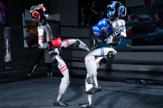 Unitree livestream trận boxing đầu tiên giữa 2 robot hình người sau cuộc đua bán marathon bị chê cười