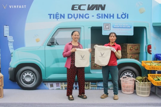 Tiểu thương hào hứng với xe điện chở hàng VinFast EC Van