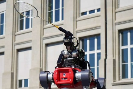 Tạo ra robot có thể chơi cầu lông 'ăn miếng trả miếng' 10 lần với con người