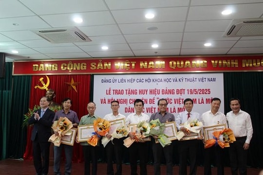 VUSTA trao huy hiệu Đảng cho 26 đảng viên