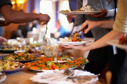 Bộ Y tế vào cuộc vụ 7 người nhập viện sau khi ăn buffet hải sản ở Phú Yên