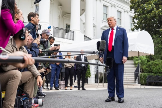 Ông Trump ra mắt dịch vụ ĐTDĐ riêng sau mạng xã hội và meme coin
